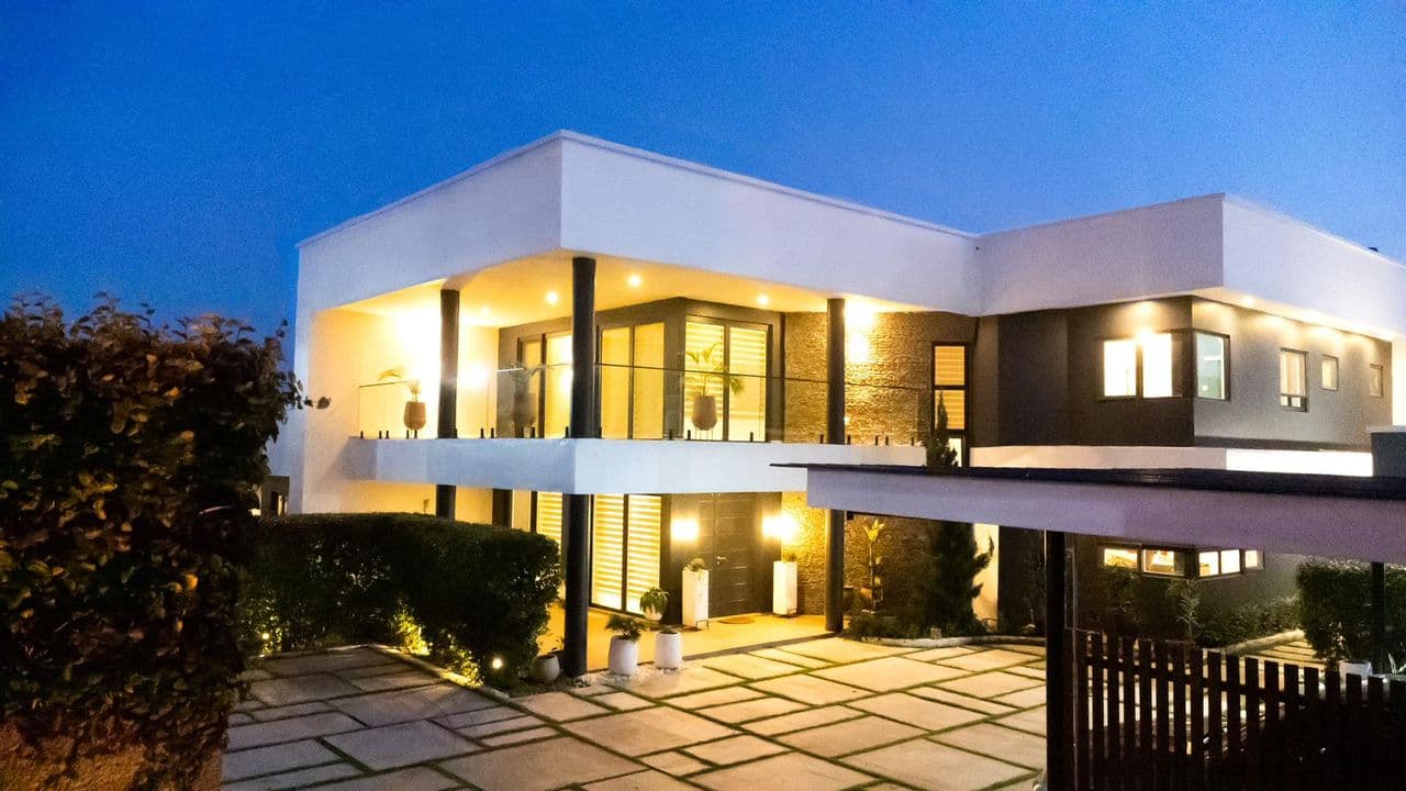 4 bedrooms ensuite with 2 bedroom boys quarters for rent at Tseaddo