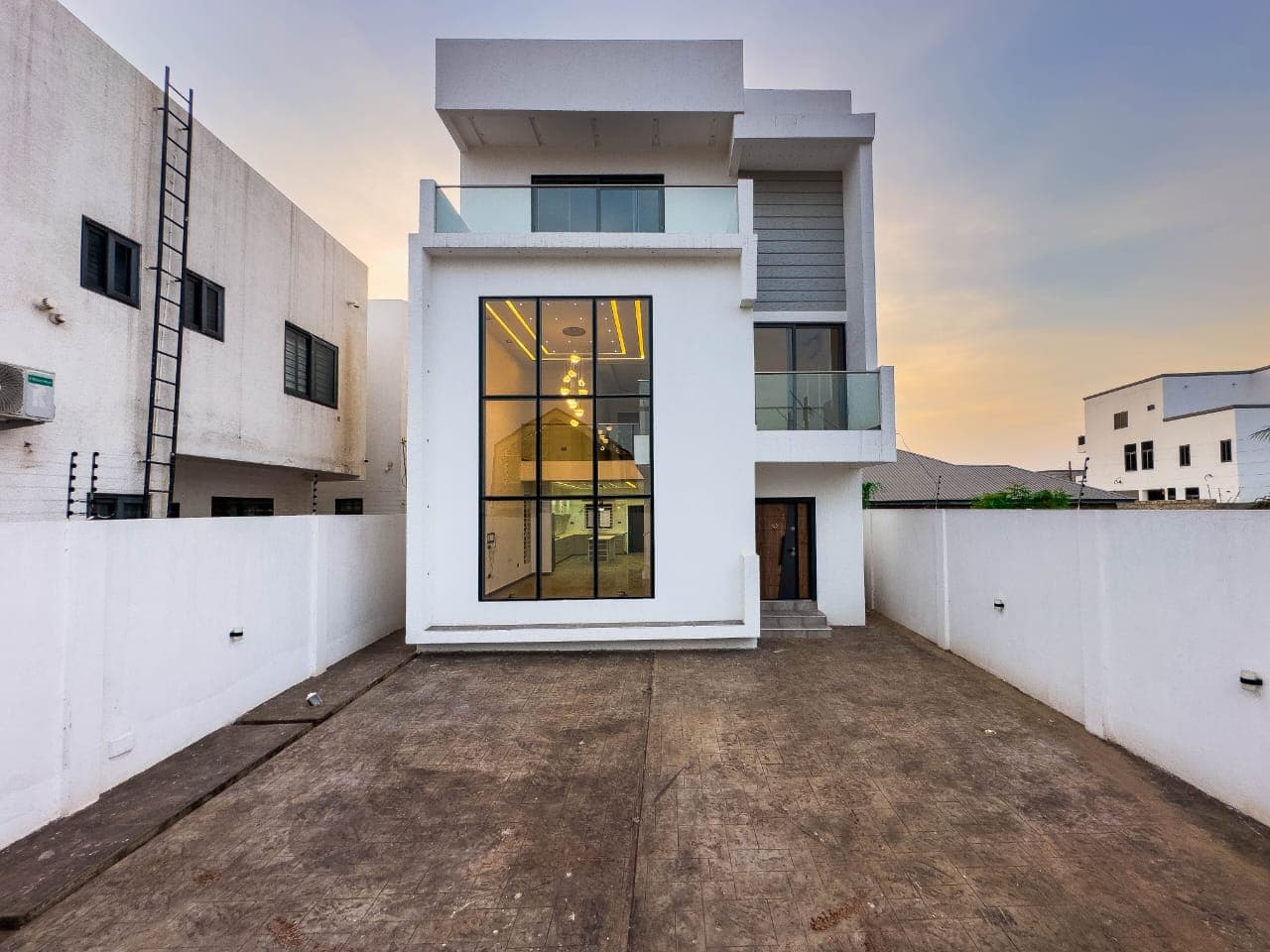 MODERN 4-BEDROOM HOUSE FOR SALE – LAKESIDE ESTATE, ACCRA