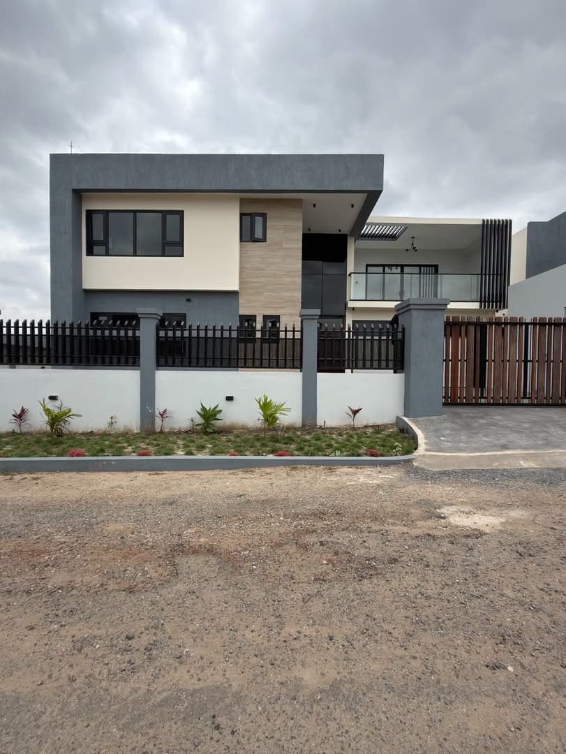 6 bedroom house for sale